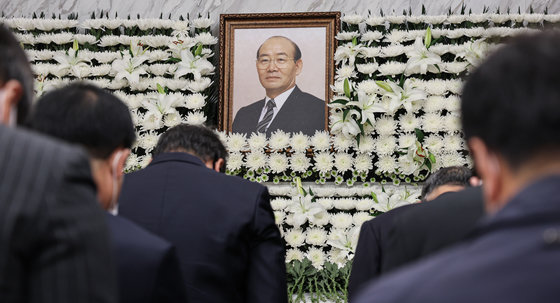 24일 오후 서울 서대문구 신촌세브란스병원 장례식장에 마련된 고 전두환 전 대통령 빈소에서 우리공화당 지지자 및 시민들이 조문을 하고 있다. 2021.11.24/뉴스1 © News1