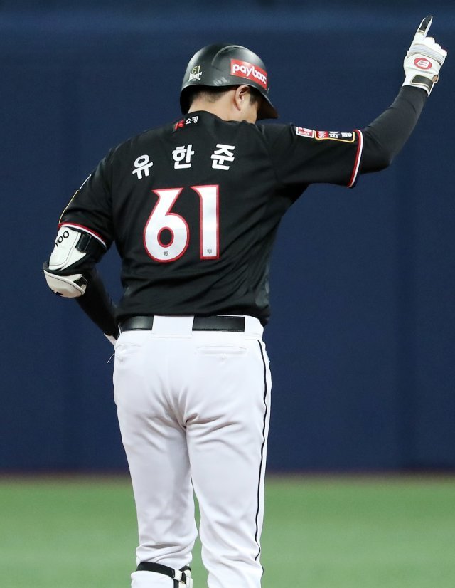 17일 오후 서울 구로구 고척스카이돔에서 열린 ‘2021 신한은행 쏠 KBO 한국시리즈’ 3차전 kt wiz와 두산 베어스의 경기에서 2회초 무사 주자 없는 상황 kt 유한준이 2루타를 친 뒤 기뻐하고 있다. 2021.11.17/뉴스1