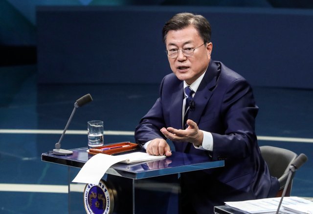 문재인 대통령이 21일 오후 서울 여의도 KBS에서 열린 ‘국민과의 대화-일상으로’에 참석해 발언을 하고 있다. 청와대사진기자단