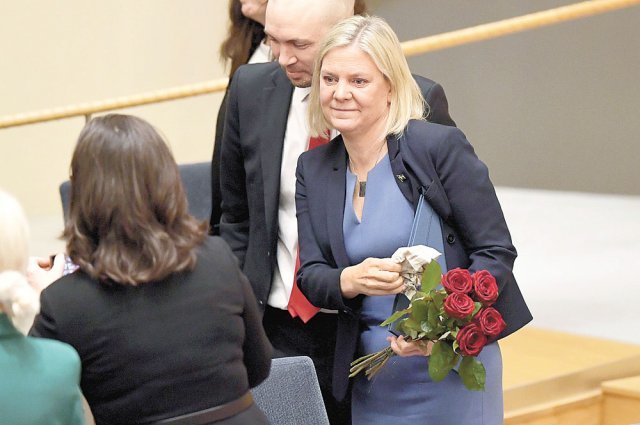 24일 스웨덴 스톡홀름 국회의사당에서 신임 총리로 선출된 마그달레나 안데르손 집권 사회민주당 대표가 꽃다발을 들고 축하를 받고 있다. 스톡홀름=AP 뉴시스