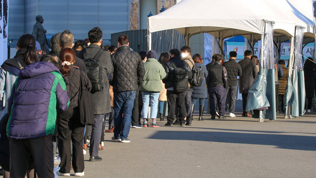 24일 오전 서울 중구 서울역 광장 임시선별검사소에서 시민들이 신종 코로나바이러스 감염증(코로나19) 검사를 받기 위해 줄 서 있다.  2021.11.24/뉴스1 © News1