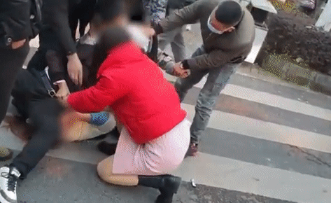 지난 19일 저녁 중국 러산시의 한 거리에서 한 남성이 식칼을 휘두르자 현지 경찰과 사복 경찰(빨간 옷)이 그를 제압했다. (중국 포털사이트 ‘바이두’ 갈무리)