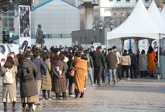 25일 오전 서울 중구 서울역 광장에 마련된 코로나19 임시선별검사소를 찾은 시민들이 검체 검사를 받기 위해 길게 줄지어 대기하고 있다. 2021.11.25/뉴스1 © News1