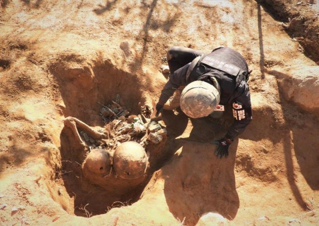 지난달 28일 강원도 철원 인근 비무장지대(DMZ) 내 백마고지(395고지) 정상의 한 개인호에서 발굴된 6·25전쟁 당시 국군 일등병 전사자 추정 유해를 국방부 유해 발굴 감식단 요원이 정밀 발굴하고 있다. 국방부 제공