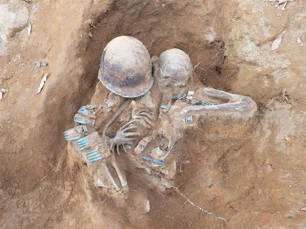 지난달 28일 강원도 철원 인근 비무장지대(DMZ) 내 백마고지(395고지) 정상의 한 개인호에서 6·25전쟁 당시 국군 일등병 전사자로 추정되는 유해가 발굴됐다. (국방부 제공)