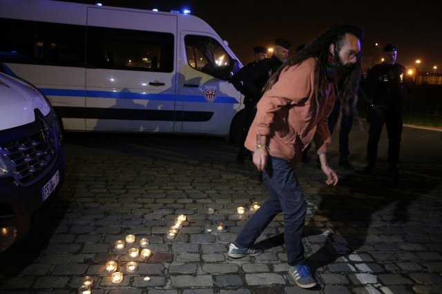 24일(현지 시간) 프랑스 북부 난민캠프와 가까운 칼레항 주변에 인권 활동가들이 촛불로 보트 전복 사고로 사망한 난민들을 추모하고 있다. 최소 27명이 목숨을 잃은 것으로 알려졌다. 이는 영국해협에서 이제껏 벌어진 사고 중 가장 큰 인명 피해다.