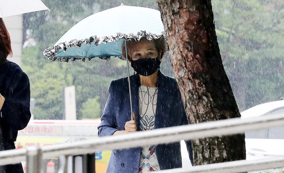목포 부동산 투기 혐의를 받는 손혜원 전 의원이 지난 6월 서울 양천구 남부지방법원에서 열린 속행 공판에 출석하고 있다. 뉴스1