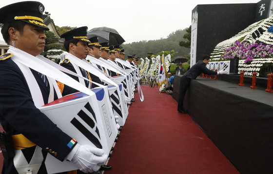 지난 2019년 10월7일 오후 충남 천안시 국립망향의 동산에서 열린 사할린 강제동원 한인 희생자 유해봉환 추도 및 안치식에서 운구요원들이 고인의 유해를 봉송하고 있다. 2019.10.7/뉴스1 © News1