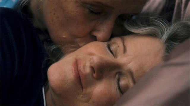 두 할머니 동성애자들의 애틋한 사랑을 통해 사랑은 단지 ‘두 사람’이면 완성된다고 말해주는 프랑스 영화 ‘우리, 둘’. 그린나래미디어 제공