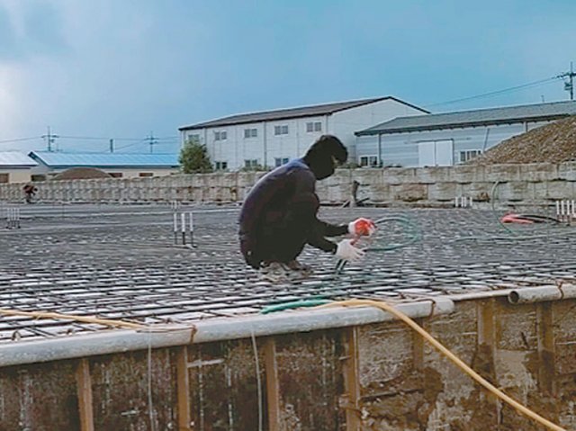 임상훈 씨가 여름철 폭염 속에서 건축물 골조 공사를 하고 있다. 촬영 중이던 휴대전화는 고온으로 잠시 전원이 꺼지기도 했다. 유튜브 ‘노가더 HooN’ 캡처