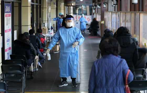 지난 25일 서울 송파구 송파보건소에 마련된 코로나19 임시선별검사소를 찾은 시민들이 검체 검사를 받기위해 대기하고 있다. /뉴스1 © News1