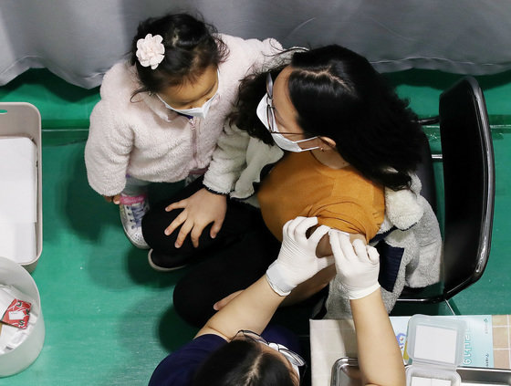 서울 서대문구 북아현문화체육센터에 마련된 신종 코로나바이러스 감염증(코로나19) 백신 예방접종센터에서 한 어린이가 백신접종 전 긴장하는 엄마를 안아주고 있다./뉴스1 © News1
