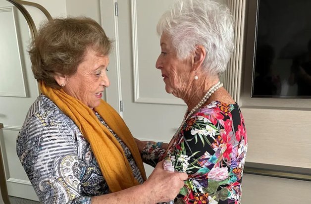 82년 만에 재회한 홀로코스트 생존자 베티 그레벤시코프와 아나 마리아 워렌버그 (트위터 갈무리) © 뉴스1