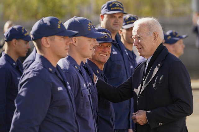 추수감사절 연휴 기간 매사추세츠 주 낸터킷에 머물고 있는 조 바이든 미국 대통령은 25일(현지 시간) 이 지역 해양경비대 대원들을 만나 감사 인사를 전했다.