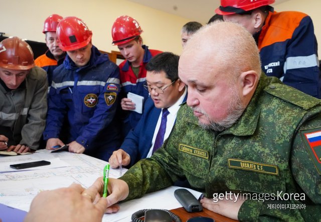 25일(현지시간) 러시아 시베리아 케메로보주 벨로보에 있는 리스트뱌즈나야 탄광 지하 250m 지점에서 화재가 발생한 후 구조대원과 관계자들이 대책 회의를 하고 있다. ⓒGettyImages 코리아