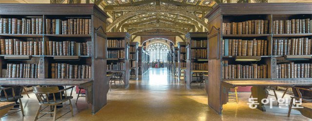 편지 공화국의 시대에 도서관은 지식을 발견하고 축적하며 교류하는 장소였다. 17세기 초에 지금의 모습을 갖춘 영국 옥스퍼드대의 험프리 공작 도서관. 동아일보DB