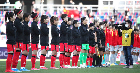 8일 오후 경기도 고양시 일산서구 대화동 고양종합운동장에서 열린 대한민국과 중국의 ‘도쿄 올림픽 여자축구 아시아지역 최종예선 플레이오프(PO) 1차전’ 홈경기에서 대한민국 여자축구 대표팀 선수들이 국민의례를 하고 있다.2021.4.8/뉴스1 © News1