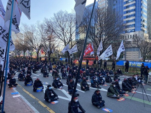 27일 오후 서울 여의도에서 공공운수노조 화물연대본부가 정부여당 규탄 결의대회를 열고 있다.© 뉴스1