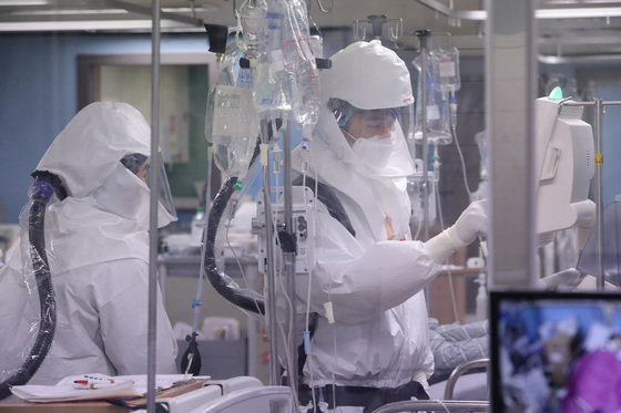 11월 24일 오전 코로나19 거점전담 병원인 경기도 평택시 박애병원 중환자실에서 의료진들이 코로나19 중증환자를 돌보고 있다. © News1
