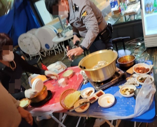 지난 27일 오후 8시께 전북 전주의 한 음식점에서 휴대용 부탄가스가 폭발해 손님 5명이 다쳤다.(전북소방본부 제공)2021.11.28/© 뉴스1