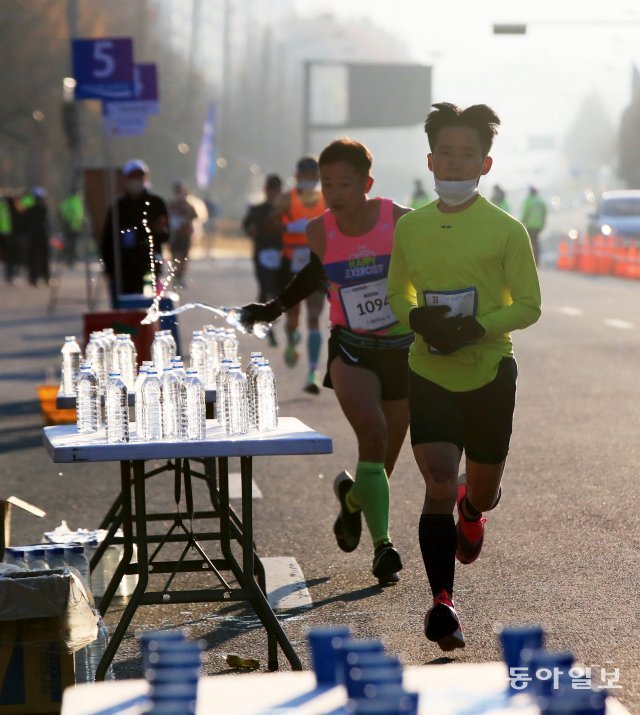 28일 오전 서울 송파구 올림픽공원에서 잠실종합운동장으로 이어지는 구간에서 열린 2021 서울마라톤 겸 제91회 동아마라톤 대회가 열리고 있다. 장승윤 기자 tomato99@donga.com