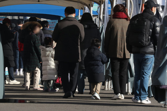 28일 서울 중구 서울역광장에 마련된 신종 코로나바이러스 감염증(코로나19) 임시선별진료소에서 시민들이 검사를 기다리고 있다. 뉴스1