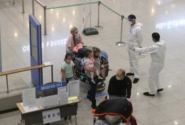 28일 오후 인천공항 1터미널에서 아프리카 에디오피아 아디스아바바에서 입국한 입국자들이 임시생횔시설로 격리조치 받기위해 이동하고 있다.