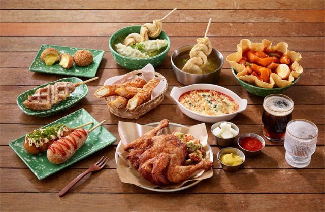 신세계푸드는 팝업식당 ‘신세계분식’에서 자사 가정간편식 제품을 활용한 메뉴 10여 종을 선보였다. 신세계푸드 제공