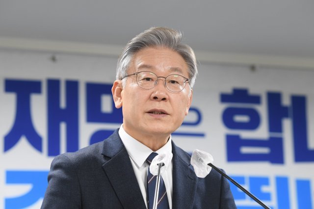 이재명 더불어민주당 대선 후보가 24일 서울 여의도 더불어민주당사에서 열린 기자간담회에서 기자들의 질문에 답하고 있다. 사진공동취재단