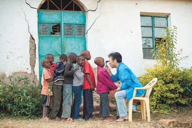 아프리카 어린이들을 검진하고 있는 김동해 비전케어 이사장. 비전케어 제공