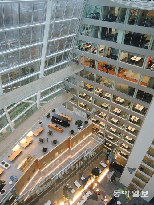 네덜란드 암스테르담에 2014년 들어선 건물 ‘디 에지’. 에너지 효율을 높이도록 건물 가운데를 빈 공간으로 설계하고 사물인터넷 센서를 통해 실시간으로 관리하는 등 에너지 자급자족 스마트빌딩의 대표 사례로 꼽힌다. 동아일보DB