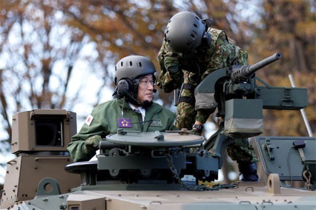 자위대 탱크 올라탄 기시다 日총리 기시다 후미오 일본 총리(왼쪽)가 27일 일본 도쿄 북부 아사카에 있는 자위대 
부대를 방문해 육상자위대의 최신 주력 무기 중 하나인 전차에 올라 자위대원의 설명을 듣고 있다. 이날 기시다 총리는 자위대원 
800여 명 앞에서 북한과 중국을 주요 위협국으로 거론하며 “방어능력 강화를 위해 적 기지 타격 능력을 포함한 모든 방안을 고려할
 것”이라고 연설했다. 도쿄=AP 뉴시스