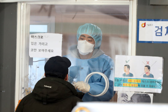 서울 중구 서울역광장에 마련된 신종 코로나바이러스 감염증(코로나19) 임시선별진료소에서 시민들이 검사를 받고 있다. /뉴스1 © News1
