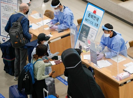 7월 20일 인천국제공항 1터미널에 해외입국자들이 검역관을 통과하고 있다. 뉴스1