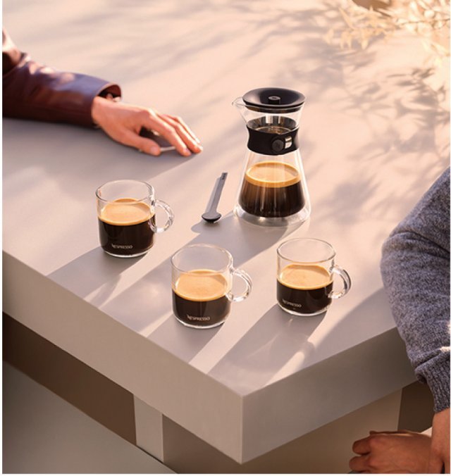 버츄오 카라프 세트는 이중 구조의 핸드 블로운 글라스 소재로 만들어져 커피의 아로마 프로파일과 온도를 유지한다.