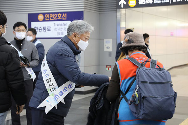 지난 26일 검암역에서 송인성 공항철도 부사장 및 임직원들이 고객에게 안전수칙이 적혀있는 홍보물을 나눠주고 있다. 사진=공항철도 제공