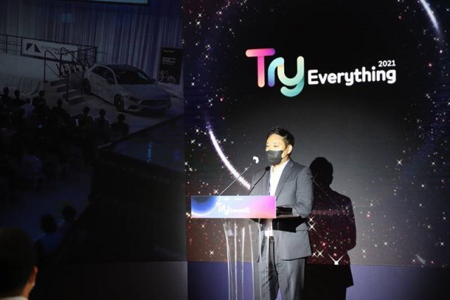 지난 9월 열린 '트라이 에브리씽 2021(Try Everything 2021)' 행사에서 SKT 글로벌 엑셀러레이터 팀 이지용 팀장이 환영사를 하고 있다 (출처=엔피프틴)