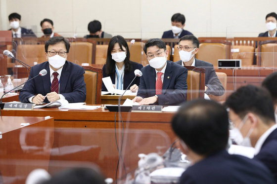 이억원 기획재정부 1차관(오른쪽)과 김태주 세제실장이 19일 서울 여의도 국회에서 열린 기획재정위원회 조세소위 회의에서 의원들의 질의에 답변하고 있다. 2021.11.19/뉴스1 © News1