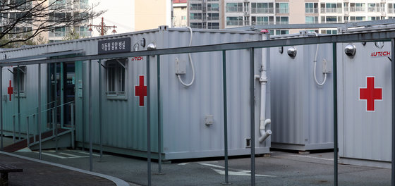 28일 서울 은평구 서울시립서북병원 주차장에 위중증 환자 급증에 대비한 이동형 음압 병실이 설치되어 있다. 뉴스1