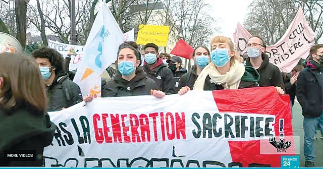 올해 3월 프랑스 파리 거리에서 대학생들이 ‘희생당한 세대’(Génération sacrifiée)라고 적힌 플래카드를 들고 시위를 하고 있다. 프랑스24 캡처