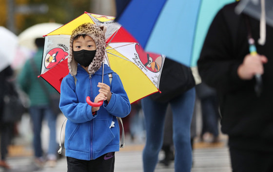 비가 내리며 쌀쌀한 날씨를 보인 9일 서울 종로구 광화문 일대에서 한 아이가 털모자를 쓰고 있다. 2021.11.9/뉴스1 © News1