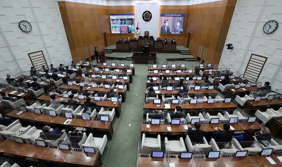 오세훈 서울시장이 17일 종로구 서울시의회에서 열린 제303회 정례회 제3차 본회의 시정질문에 참석해 의원 질의에 답하고 있다. 2021.11.17/뉴스1 © News1