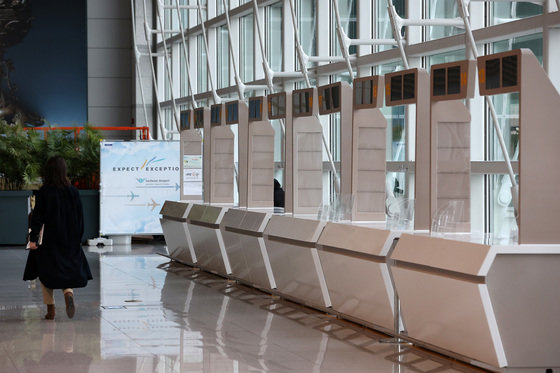29일 오후 인천국제공항 제1여객터미널의 여행사 카운터가 텅 비어 있다. 뉴스1