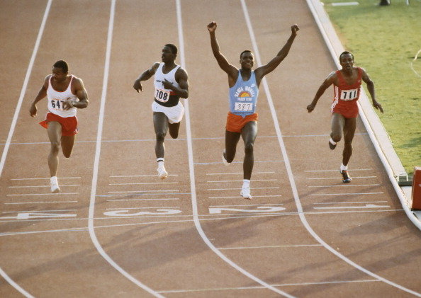 에미트 킹(708번)이 1984년 미국 로스엔젤레스 올림픽 남자 육상 100m 선발전에서 3위로 들어오고 있다. 1위는 칼 루이스(387번) (gettyimages)