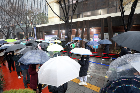 30일 오전 서울 송파구보건소에 마련된 신종코로나바이러스 감염증(코로나19) 선별진료소에서 시민들이 검사를 기다리고 있다.  © News1