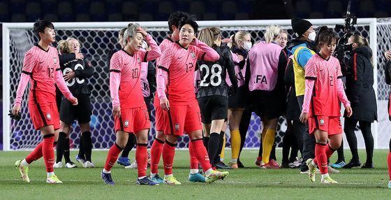 30일 오후 고양종합운동장에서 열린 여자축구 대표팀 대한민국과 뉴질랜드의 친선경기 2차전에서 대한민국 선수들이 0대 2로 패한 뒤 아쉬워하고 있다. 콜린 벨 감독이 이끄는 여자 축구 대표팀은 이날 뉴질랜드와 두 번째 평가전에서 0대2로 패했다. 2021.11.30/뉴스1 © News1