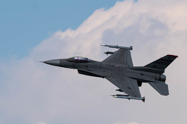 지난 14일 경기도 평택 소재 주한 미공군 오산기지를 이륙한 F-16 ‘파이팅팰컨’ 전투기 (미군 인도태평양사령부 제공) © 뉴스1