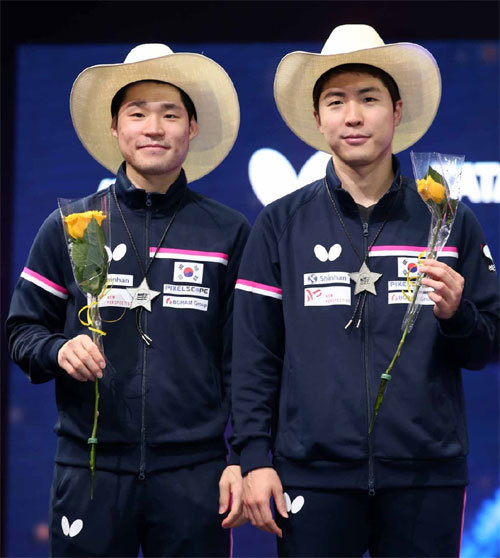 30일 미국 휴스턴에서 열린 세계선수권대회 남자복식 은메달을 획득한 한국 탁구 대표팀 장우진(왼쪽)과 임종훈이 카우보이 모자를 쓰고 기념 사진을 찍고 있다. 대한탁구협회 제공