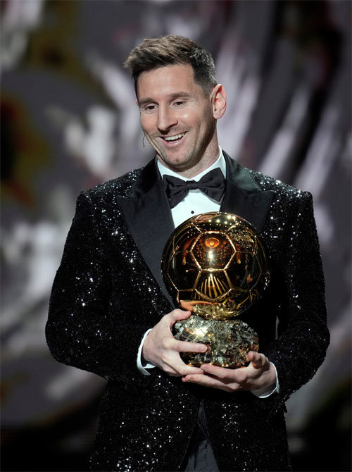 리오넬 메시가 30일 프랑스 파리에서 열린 2021 발롱도르 시상식에서 트로피를 받고 활짝 웃고 있다. 통산 7번째 발롱도르를 수상한 메시는 통산 5회 수상자인 라이벌 크리스티아누 호날두와의 격차를 벌렸다. 파리=AP 뉴시스
