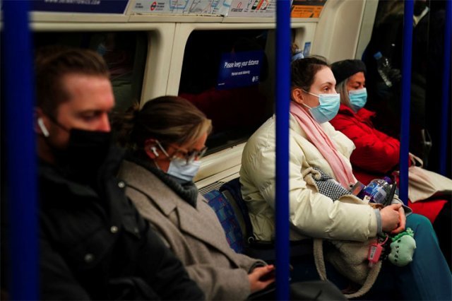 英 지하철 이용객들 모두 마스크 신종 코로나바이러스 감염증(코로나19)의 새 변이인 오미크론이 빠르게 확산되는 가운데
 30일(현지 시간) 영국 런던 지하철 이용객들이 마스크를 모두 착용한 채 앉아 있다. 오미크론 변이 감염 사례가 계속 늘어나고 
있는 영국은 다시 대중교통 이용 시 마스크 착용을 의무화했다. 런던=AP 뉴시스